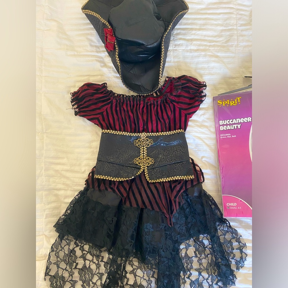 Spirit Halloween Pirate Costume. Child Small 4-6. Comes with hat and dress.
